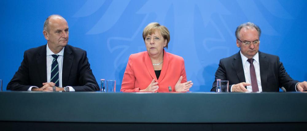 Bundeskanzlerin Angela Merkel mit den Ministerpräsidenten Dietmar Woidke und Reiner Haseloff.