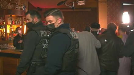 Die Polizei unterbrach die Veranstaltung, weil weder Abstandsregeln noch Maskenpflicht eingehalten wurden.