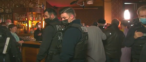 Die Polizei unterbrach die Veranstaltung, weil weder Abstandsregeln noch Maskenpflicht eingehalten wurden.