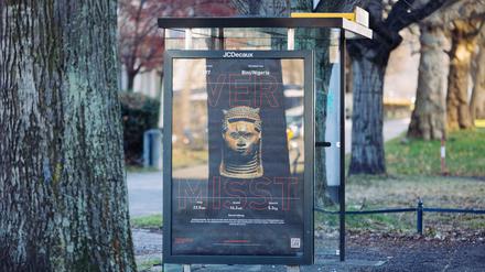 Mit der Dresdner Plakataktion „Vermisst in Benin“ will der Berliner Künstler Emeka Ogboh die Restitutionsdebatte in Gang bringen.