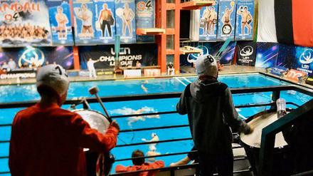 Der Fanblock der Wasserballer - hier in der Schwimmhalle Schöneberg.