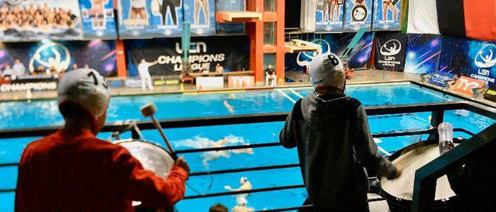 Der Fanblock der Wasserballer - hier in der Schwimmhalle Schöneberg.