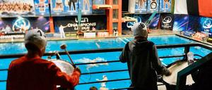 Der Fanblock der Wasserballer - hier in der Schwimmhalle Schöneberg.