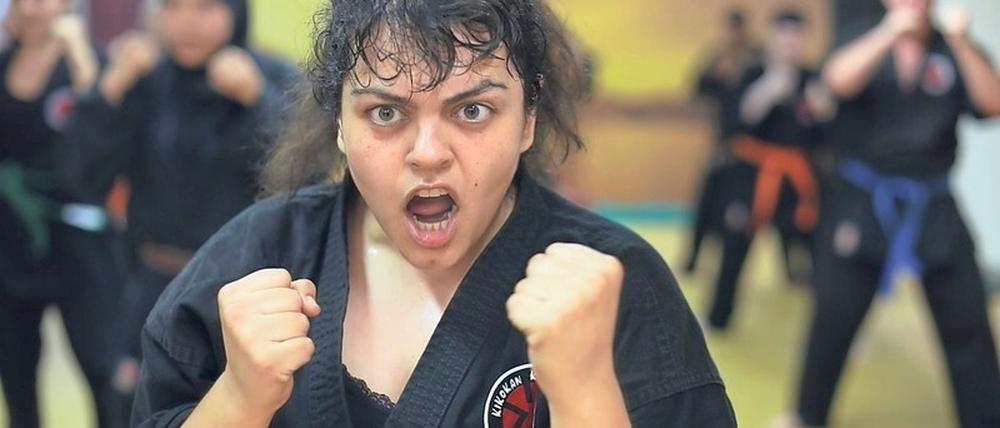 Sara Fazilat spielt in „Nico“ eine Altenpflegerin, die nach einem rassistischen Übergriff zur Kämpferin wird.