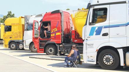 Wochenende. Lkw-Fahrer verbringen viel Zeit auf trostlosen Parkplätzen.