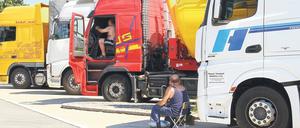 Wochenende. Lkw-Fahrer verbringen viel Zeit auf trostlosen Parkplätzen.