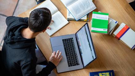 Digitale Prüfungen - gerade Open-Book-Formate scheinen zu Problemen zu führen.