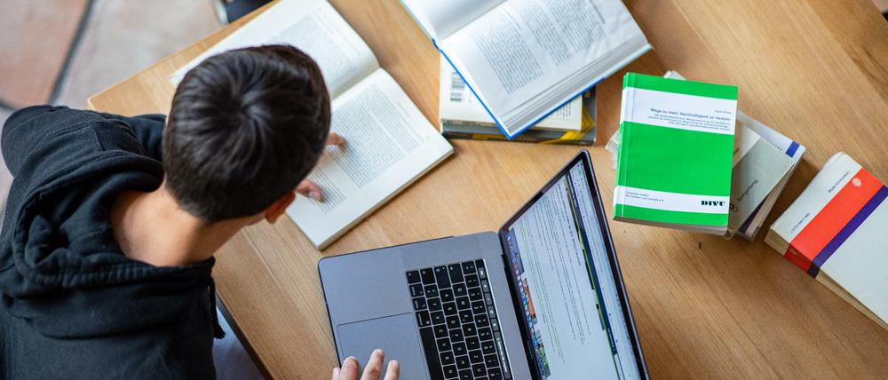 Digitale Prüfungen - gerade Open-Book-Formate scheinen zu Problemen zu führen.