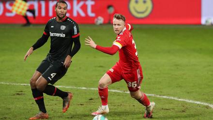 Blick nach vorne. Unions Offensivkraft Cedric Teuchert (rechts) schoss gegen Leverkusen (l. Jonathan Tah) das späte Siegtor, in Leipzig dürfte er am Mittwoch von Beginn an spielen.