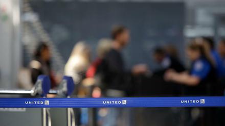 Passagiere gingen aus und ein, doch ein Mann blieb im Flughafen von Chicago drei Monate lang unentdeckt.