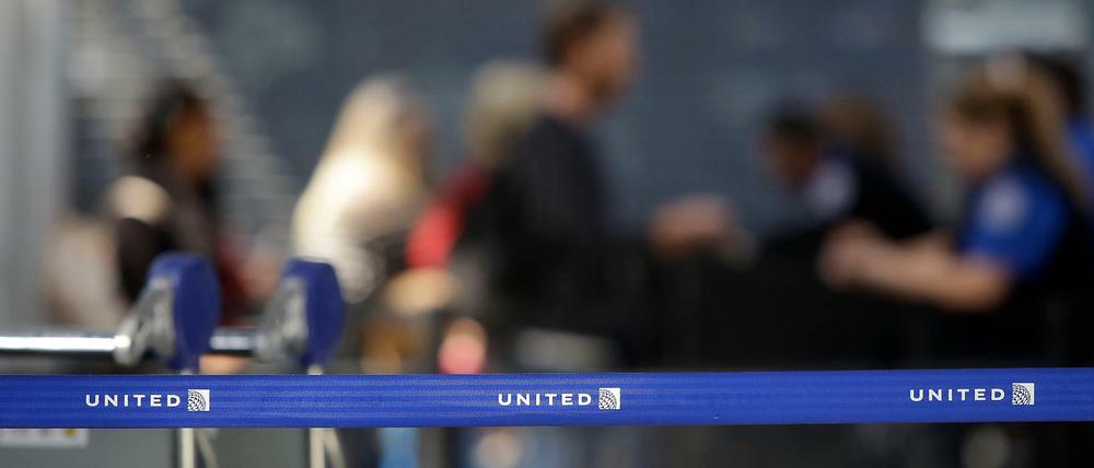 Passagiere gingen aus und ein, doch ein Mann blieb im Flughafen von Chicago drei Monate lang unentdeckt.