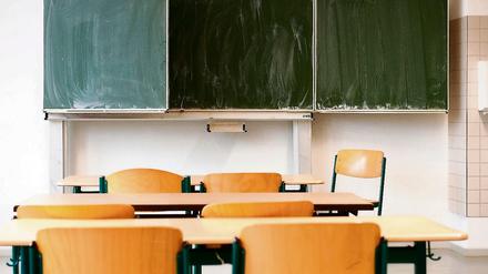 Ein leeres Klassenzimmer einer Schule. So sieht es zurzeit in fast allen deutschen Klassenzimmern aus, die Schüler lernen bestenfalls von zu Hause.