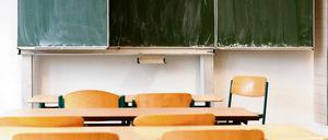 Ein leeres Klassenzimmer einer Schule. So sieht es zurzeit in fast allen deutschen Klassenzimmern aus, die Schüler lernen bestenfalls von zu Hause. 