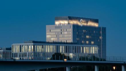 Das bekannte Bettenhochhaus der Charité in der Nähe des Berliner Regierungsviertels.