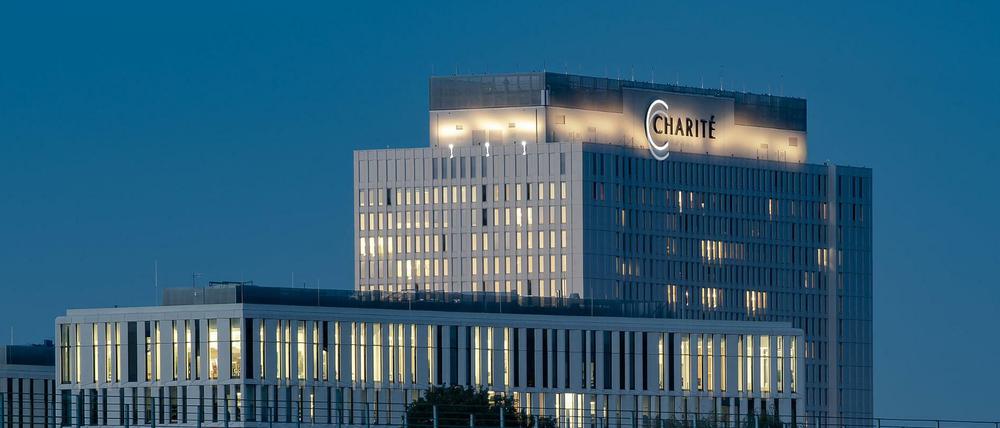 Das bekannte Bettenhochhaus der Charité in der Nähe des Berliner Regierungsviertels.