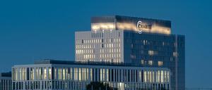 Das bekannte Bettenhochhaus der Charité in der Nähe des Berliner Regierungsviertels.
