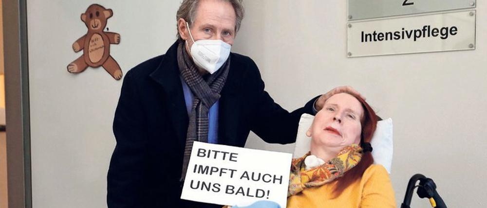 Das Paar aus Berlin wartet auf die Impfung.