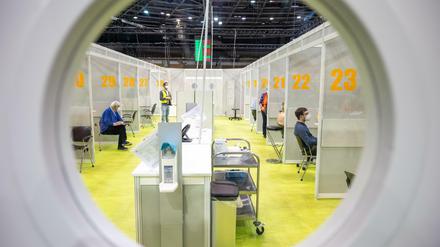 Hier wird ein Testlauf im Velodrom geprobt. Das Impfzentrum hat bislang noch nicht geöffnet.