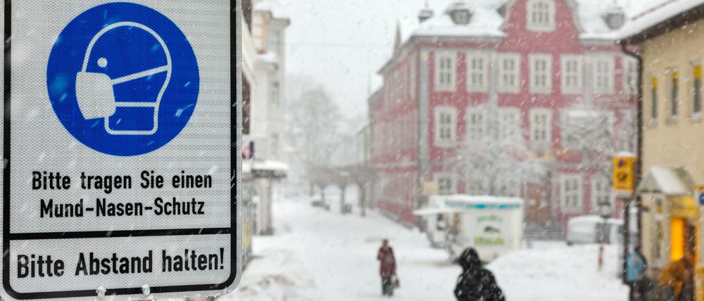 Pandemie-Winter: Ein Hinweis auf die Maskenpflicht im thüringischen Suhl