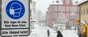 Pandemie-Winter: Ein Hinweis auf die Maskenpflicht im thüringischen Suhl