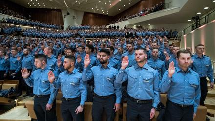 Vereidigung junger Polizisten: In der Polizei haben bereits 38 Prozent der Mitarbeiter Migrationshintergrund - in anderen Verwaltungen sieht es schlechter aus.