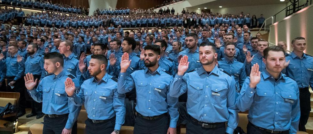 Vereidigung junger Polizisten: In der Polizei haben bereits 38 Prozent der Mitarbeiter Migrationshintergrund - in anderen Verwaltungen sieht es schlechter aus.