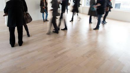 Massenbesichtigungen stellen vor allem in Corona-Zeiten ein erhöhtes Gesundheitsrisiko dar. Daher bietet das Immobilien-Startup "Home" Self-Tour Besichtigungen in allen Wohnungen des Unternehmens-Portfolios in Berlin, München und Hamburg an. Mieter*innen können Ihre Besichtigung online buchen, die Wohnung anschließend alleine und kontaktlos besuchen und bereits wenige Tage nach Entdecken des Inserats beziehen. 