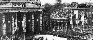 Nach dem gewonnenen Krieg gegen Frankreich marschieren deutsche Truppen durch das Brandenburger Tor.