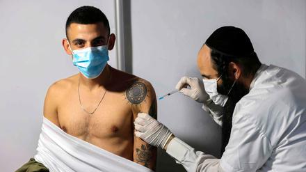 Zur Unterstützung von Ärzten und Krankenpflegern bildet Israel Sanitäter im Verabreichen der Impfung aus.