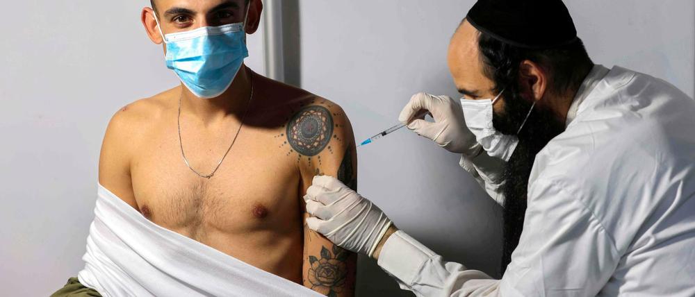 Zur Unterstützung von Ärzten und Krankenpflegern bildet Israel Sanitäter im Verabreichen der Impfung aus.