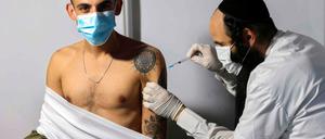 Zur Unterstützung von Ärzten und Krankenpflegern bildet Israel Sanitäter im Verabreichen der Impfung aus.