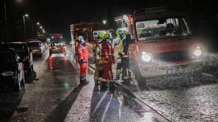 Einsatzfahrzeuge der Feuerwehr stehen in Kladow unweit eines Pflegeheimes.