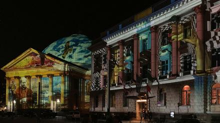 Lichtgestalt. Im Hotel de Rome steigen nicht nur bekannte Persönlichkeiten ab – das Haus selbst ist eine Attraktion. Im Sommer ist die Dachterrasse ein Highlight, im Winter wird die Fassade beim Festival of Lights bestrahlt. 
