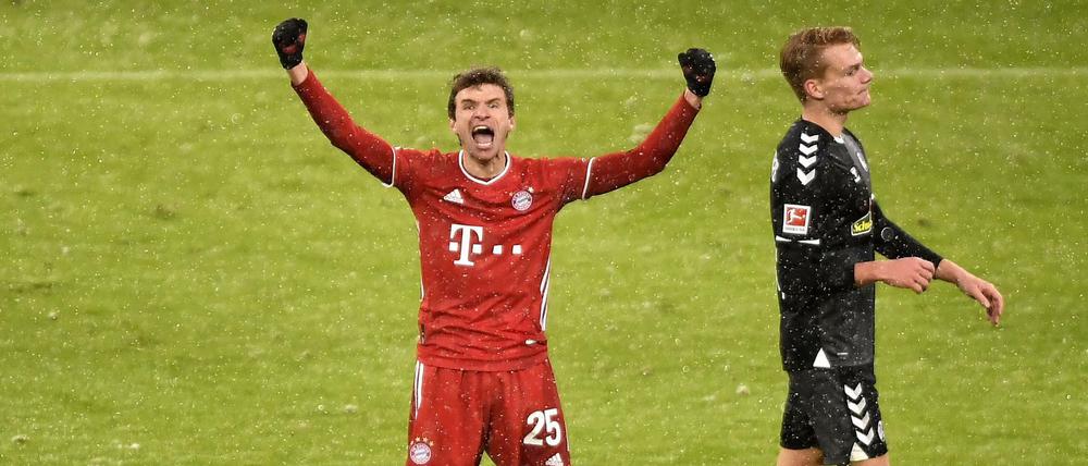 Kantersieg? Nein - Thomas Müller (l) jubelt über Bayerns Siegtor zum 2:1 gegen Freiburg..