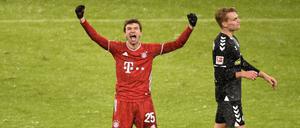 Kantersieg? Nein - Thomas Müller (l) jubelt über Bayerns Siegtor zum 2:1 gegen Freiburg..
