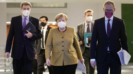 Kanzlerin Angela Merkel (CDU) umrahmt von Markus Söder (CSU und Michael Müller (SPD)
