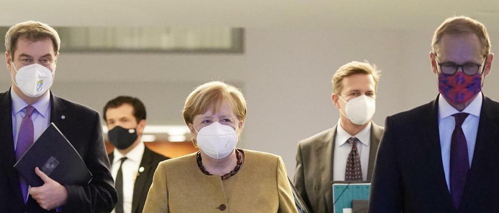 Kanzlerin Angela Merkel (CDU) umrahmt von Markus Söder (CSU und Michael Müller (SPD)