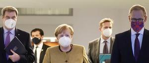 Kanzlerin Angela Merkel (CDU) umrahmt von Markus Söder (CSU und Michael Müller (SPD)