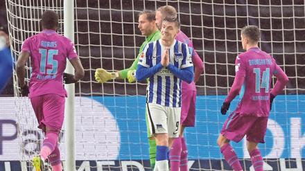 Der Anfang vom Ende. Krzysztof Piatek verschießt früh einen Elfmeter für Hertha. Danach nahm das Unheil seinen Lauf.