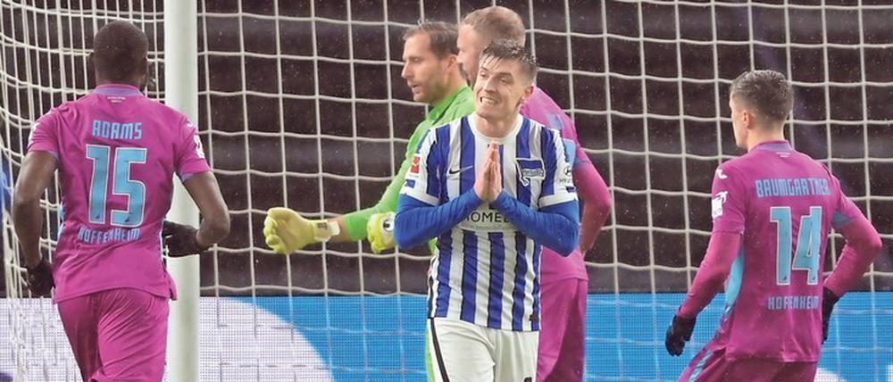 Der Anfang vom Ende. Krzysztof Piatek verschießt früh einen Elfmeter für Hertha. Danach nahm das Unheil seinen Lauf.