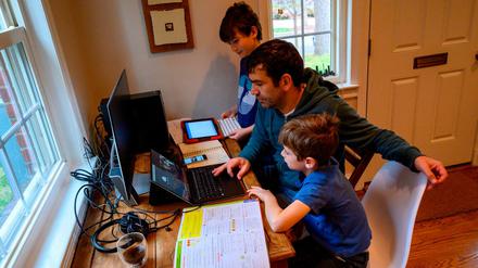 Es gibt sie. Meist kümmern sich die Mütter ums Homeschooling, es gibt aber auch engagierte Väter wie diesen. 