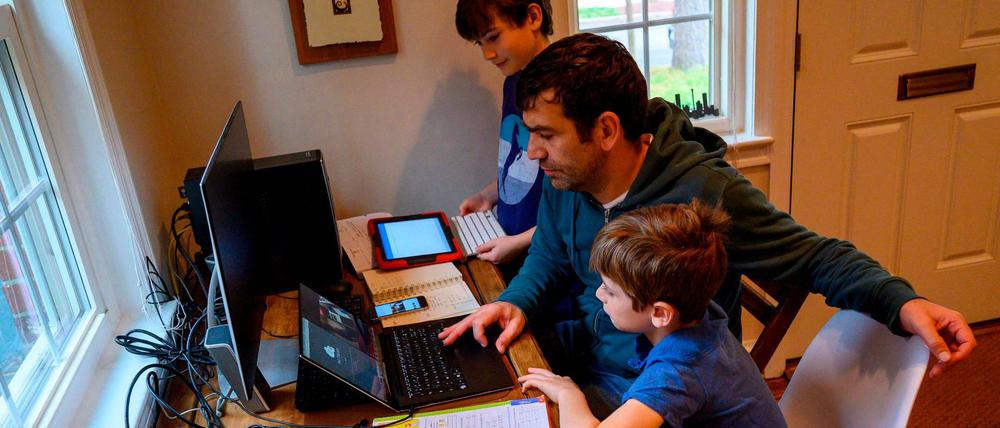 Es gibt sie. Meist kümmern sich die Mütter ums Homeschooling, es gibt aber auch engagierte Väter wie diesen.