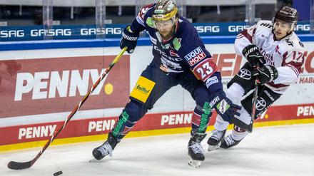 Nebendarsteller in einem guten Spiel. Berlins Pierre-Cedric Labrie (l) kämpft um den Puck gegen Jan Luca Sennhenn von Kölner Haie. Foto: Andreas Gora/dpa +