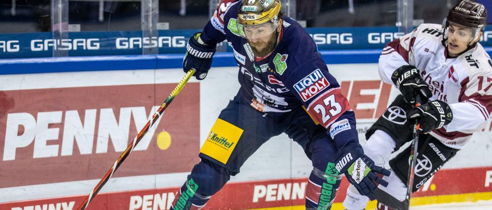 Nebendarsteller in einem guten Spiel. Berlins Pierre-Cedric Labrie (l) kämpft um den Puck gegen Jan Luca Sennhenn von Kölner Haie. Foto: Andreas Gora/dpa +