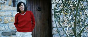Die amerikanische Schriftstellerin Patricia Highsmith (1921 - 1994) Anfang der siebziger Jahre vor ihrem Haus im französischen Montmachoux