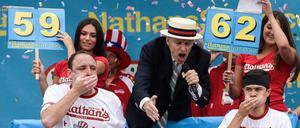 Joey Chestnut (links) will sich künftig wieder vor Publikum an einem Hot Dog verschlucken.