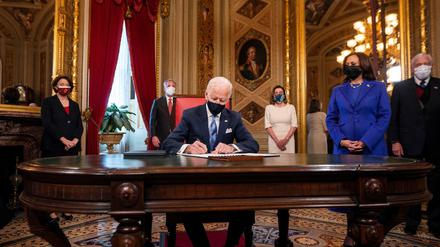 Noch im Kapitol unterzeichnet Joe Biden als US-Präsident die ersten Dokumente. 