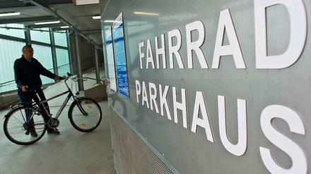 Dieses Foto zeigt das Fahrradparkhaus in Bernau. 