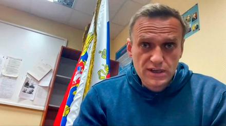 Der russische Oppositionsführer Alexej Nawalny wartet in einer Polizeistation auf die gerichtliche Anhörung. 