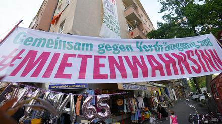 Mieten in Berlin für manchen unbezahlbar. Teilnehmer einer Demonstration gegen den "Mietenwahnsinn".